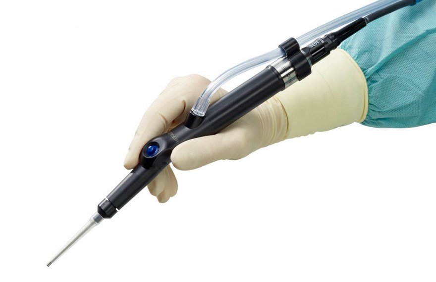 Gloved hand holding a Söring ultrasonic handpiece with a fine sonotrode